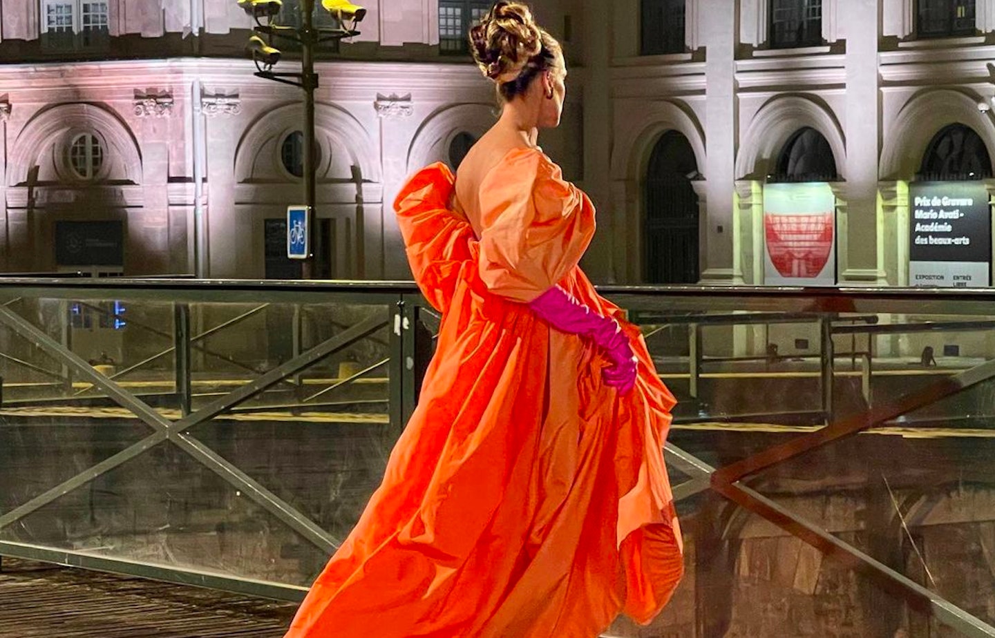 Best Memes Of Carrie Bradshaw's Orange Dress 2022